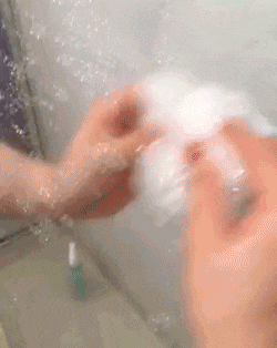 お風呂の鏡の水垢をラップで磨く