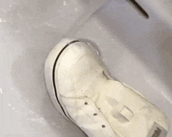 ウタマロクリーナーで擦った靴を洗い流してるところ